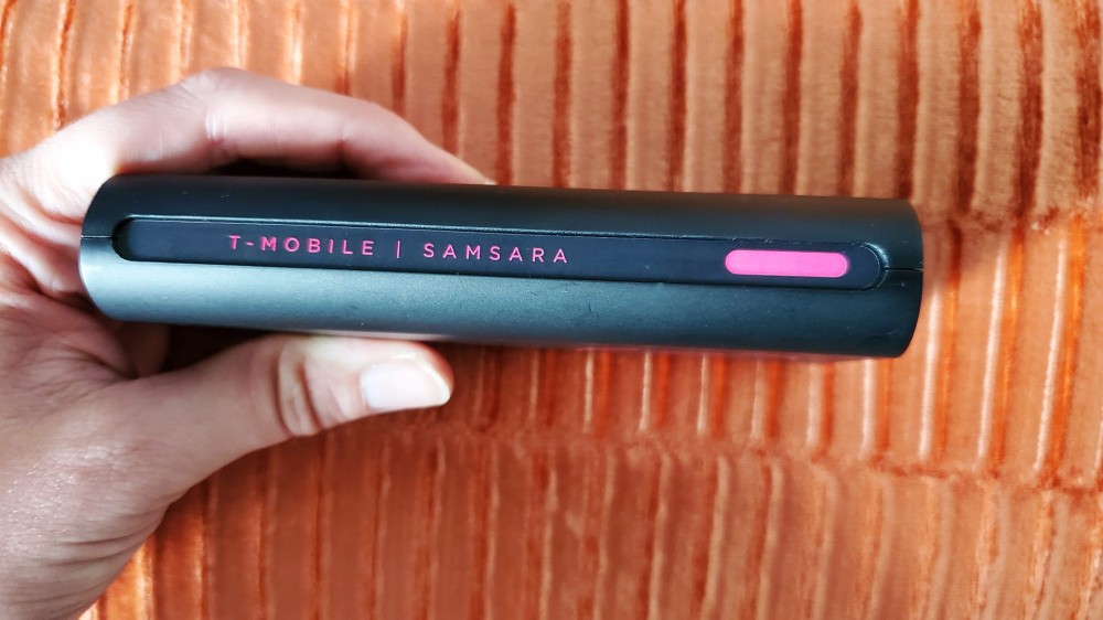 The T-Mobile Samsara Un-carrier On battery pack's side.