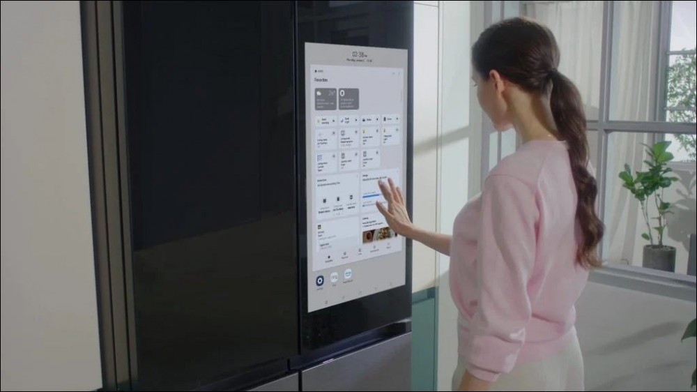 Using the touchscreen on the Samsung Bespoke Refrigerator Family Hub Plus